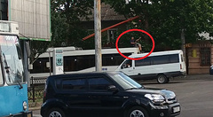 В Николаеве 19 июля неизвестный парень проехался на крыше троллейбуса.