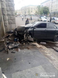 В Харькове в воскресенье утром автомобиль врезался в здание горсовета.