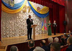 Глава Николаевской ОГА Алексей Савченко 25 марта вручил сотрудникам управления СБУ в Николаевской области три сертификата на квартиры.