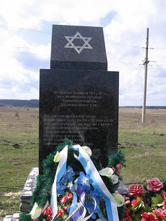 В Николаевской области возле Врадиевки неизвестные осквернили памятник жертвам Холокоста.