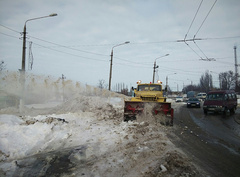 Руководство коммунального предприятия «Международный аэропорт Николаев» передало во временное пользование снегоуборочный автомобиль на базе «Урал-375» для уборки снежных завалов на дорогах города.