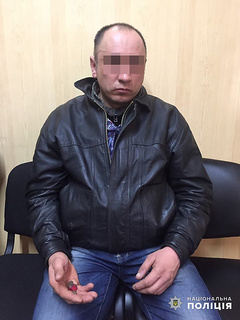 В Новой Одессе 36-летний подозреваемый в краже напал на участкового и прокусил ему руку.