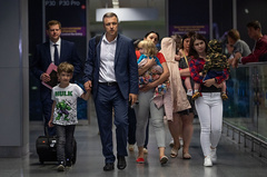 В ночь на пятницу, 7 июня, в Украину вернулись десять детей семьи Сусляк из Хмельницкой области, которые после ареста их матери Юлии находились в приемных семьях в Грузии.