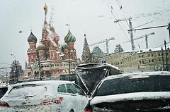 В четверг, 25 декабря, в Москве началась метель. Из-за снега отменены десятки авиарейсов, а задержано больше 100. Загруженность дорог оценивается в 10 баллов. Москвичи выкладывают в социальные сети фотографии заснеженных улиц и заторов на дорогах.