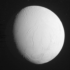 Космический зонд Cassini прислал первую порцию фотографий, сделанных во время пролета очень близко от Энцелада, шестого по размеру спутника Сатурна