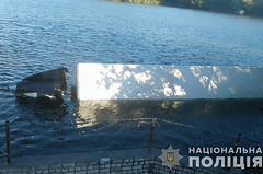 В Бериславском районе Херсонской области 37-летний водитель грузового автомобиля ДАФ не справился с управлением и съехал в реку.