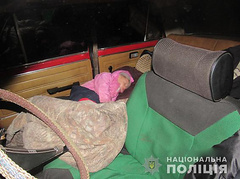 В Николаеве 5 октября полиция и Служба по делам детей обнаружили семью, которая неделю вместе с 3-летним мальчиком жила в автомобиле «ВАЗ-2101».