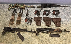 Сотрудники Службы безопасности Украины в рамках противодействия незаконному обороту оружия задержали двух мужчин в Житомирской области за реализацию ворованного оружия из воинской части.