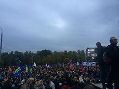 В Москве на Поклонной горе у памятника «Трагедия народов» провели акцию скорби по мирным жителям, погибшим в Донбассе.