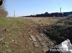 В Николаевской области работник железнодорожной станции поселка Ясная Поляна нашл возле жд путей мешок с боеприпасами.
