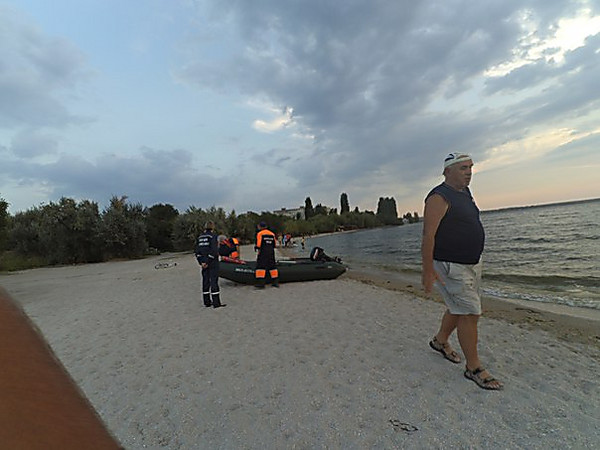 В Николаеве на пляже «Стрелка» спасатели вытащили из воды тонущую 13-летнюю девочку
