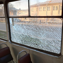 В Николаеве неизвестные 13 января обстреляли два трамвайных вагона.
