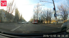 В Николаеве на проспекте Героев Украины водитель автомобиля «Audi» на «красный» сигнал светофора проехал перекресток, выехав на встречную полосу движения через двойную сплошную.