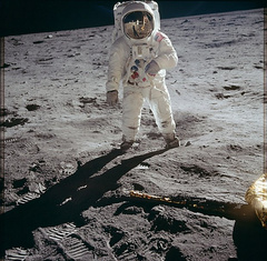 В открытом доступе появились более 8400 фотографий в высоком разрешении, снятых во время полетов американских астронавтов на Луну.