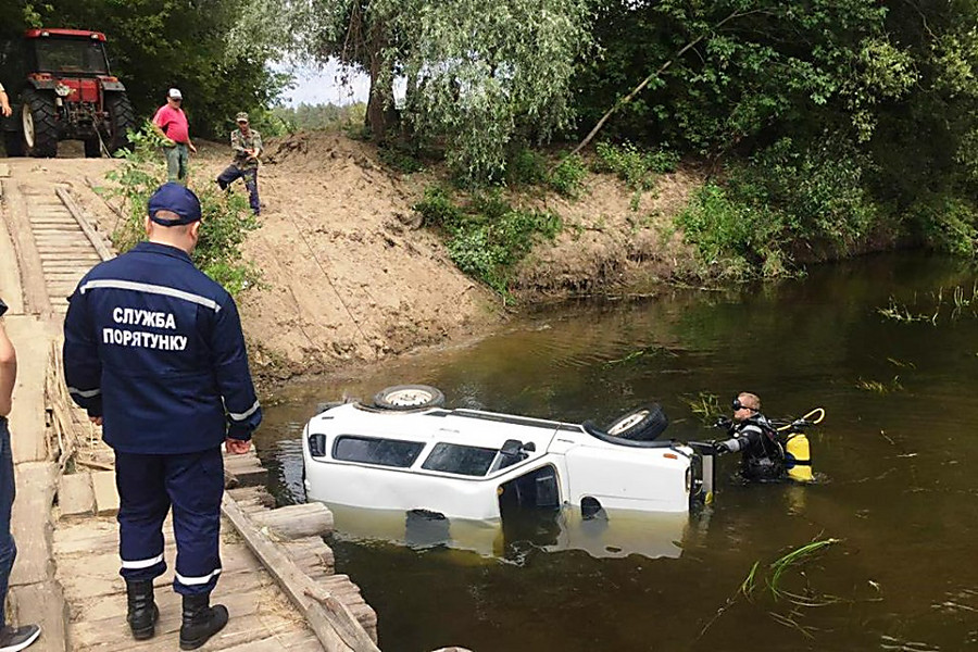 Нива упала в воду