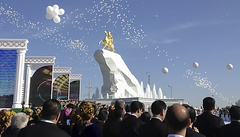 В столице Туркменистана установили первую статую президента Гурбангулы Бердымухамедова, правящего страной с 2007 года.
