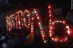 В Киеве на Майдане Незалежности более 100 активистов зажгли свечи в память о погибших в Мариуполе Донецкой области. Собравшиеся выложили из лампадок слово «Мариуполь».