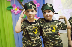 В одном из детских садов Симферополя на утреннике воспитатели и родители одели детей в наряды военной окраски с нашивками на камуфляжных футболках «Вежливые люди».
