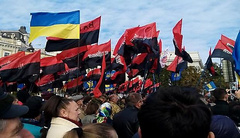 В Киеве с Михайловской площади до Лукьяновского СИЗО отправились участники Марша героев.