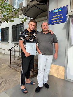 В Николаеве Илья Лапидус (рэпер Zippo)  и его адвокат Николай Герасимец во время избрания меры пресечения в суде заявили, что при задержании патрульные нанесли рэперу телесные повреждения.