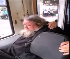 В российском городе Нижний Тагил пьяный мужчина в рясе православного священника устроил драку с водителем трамвая.