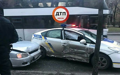 В Киеве на Голосеевском проспекте машина такси с номерами польской регистрации на скорости врезалась в патрульный автомобиль Toyota Prius.