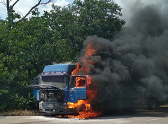 В Новоодесском районе в четверг, 20 июня, на дороге загорелся зерновоз.