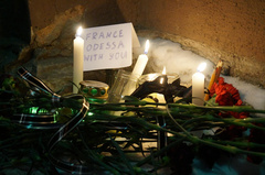 Одесситы собрались у официального Центра французского языка и культуры «Альянс Франсез», что бы почтить память погибших журналистов в Париже.