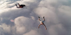Финский экстремал совершил безумный прыжок без парашюта с высоты около четырех километров над Землей