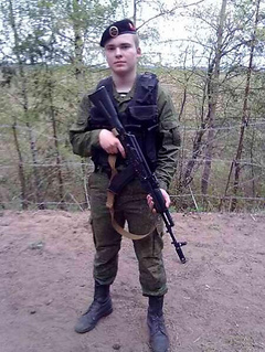 В боях на Донбассе за террористическую «Донецкую народную республику» погиб 18-летний уроженец Кронштадта Евгений Пушкарев. Родителям пришлось самостоятельно организовывать доставку его тела из Украины