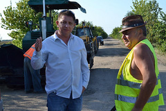 Депутат Николаевского областного совета Александр Каражей утром 21 августа проинспектировал ход ремонтных работ на автодорогах Березанского района.