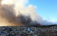 На Малашевской мусорной свалке на полигоне вблизи Тернополя произошел пожар. Полтысячи квадратных метров охватил огонь и площадь горения постоянно увеличивается.