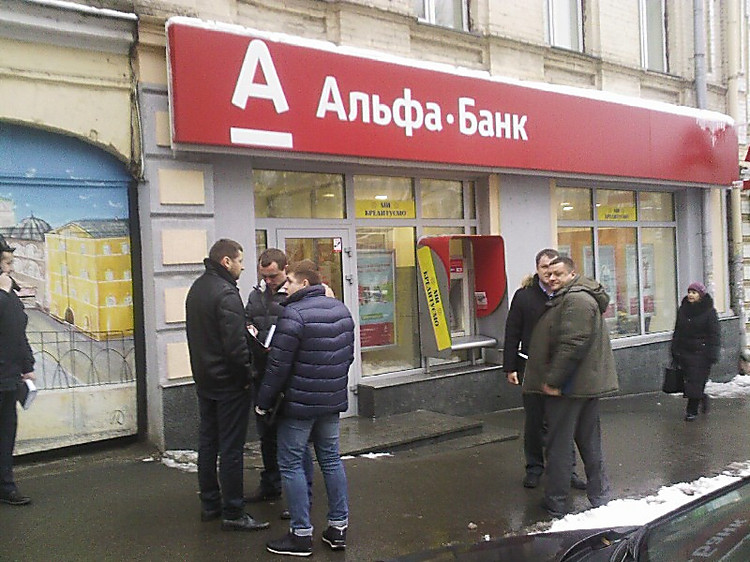 В Киеве вооруженный грабитель вынес из банка более 130 тысяч гривен