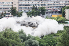 В субботу, 15 июля, в Харькове на проспекте Науки уничтожили недостроенное здание, простоявшее в таком виде около десяти лет.