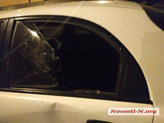 Вечером вторника, 26 ноября, в Николаева на автозаправочной станции на улице Пушкинской водитель легкового автомобиля разбил стекла в своей машине.