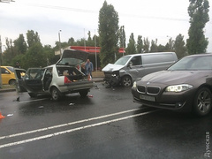 Серьезное ДТП произошло 12 сентября в районе одесского Автовокзала. Около 16 часов на улице Михаила Грушевского не поделили дорогу две иномарки  легковушка «Dacia» и микроавтобус «Volkswagen Transporter».