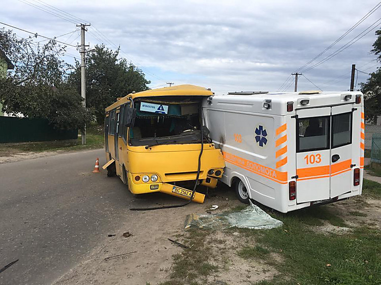 Машина врезалась в автобус