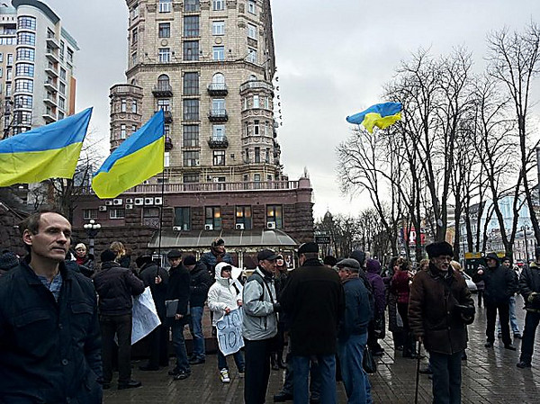 Киев жив. Лидеры Майдана на Крещатике. Киевляне фото. Жизнь в Киеве. 1 Декабря баррикады на площади независимости.