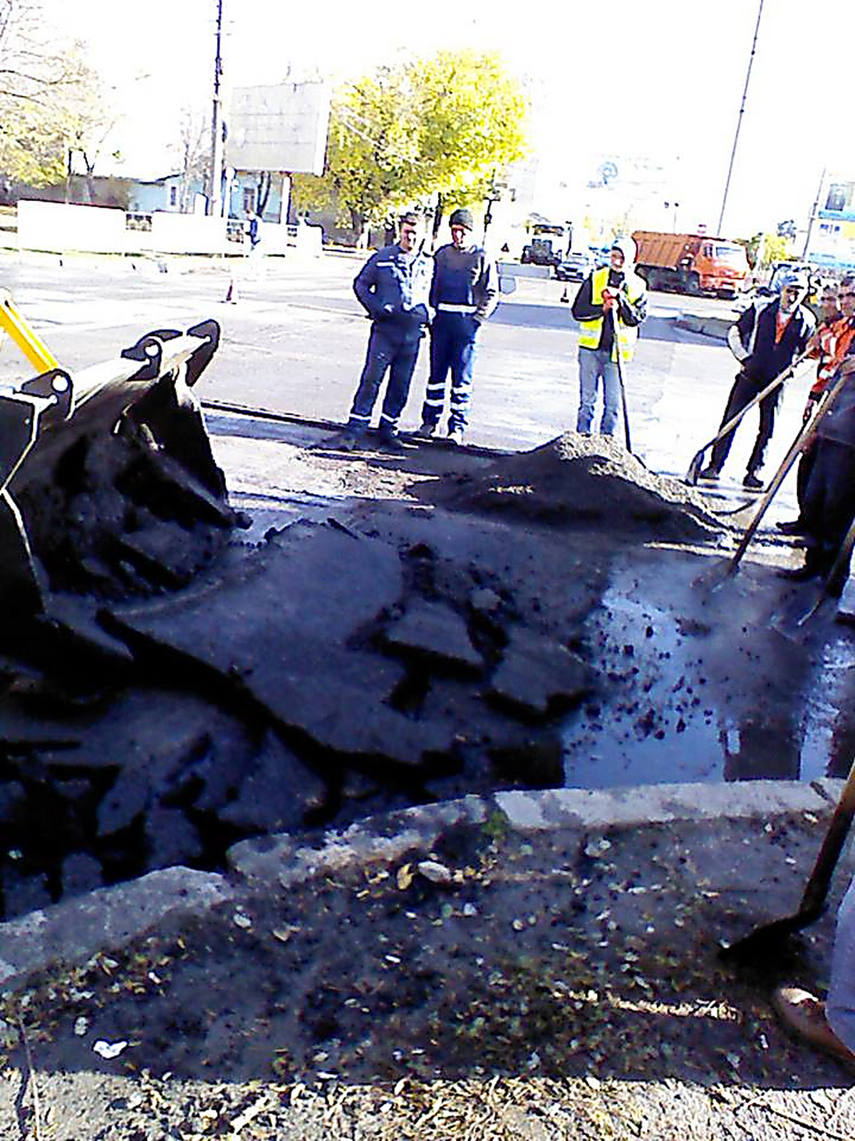 In Nikolaev the asphalt laid during a rain is removed the contractor