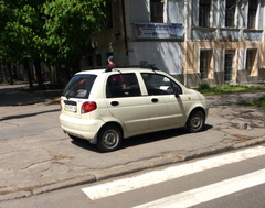 В центре Николаева водитель автомобиля «Daewoo Matiz» оставил свой автомобиль на тротуаре прямо на пешеходном переходе в квартале от зданий Николаевского облУМВД и Центрального РОВД, и никто на это не реагирует.