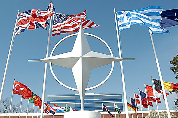 НАТО завершила переброску войск в страны Балтии и Польшу