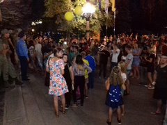 Толпа подростков прорывлась в Николаевский горсовет за рэпером Ярмаком после концерта – нескольких юных фанов задержала полиция - Copyright https://news.pn