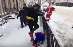 В российском городе Казань посреди улицы устроили драку мужчины в костюмах Бэтмена, Человека-Паука и Санта Клауса.