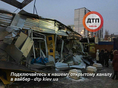 В Киеве га Оболони в ночь со среды на четверг, 15 декабря, группа неизвестных двумя тракторами разгромила рынок