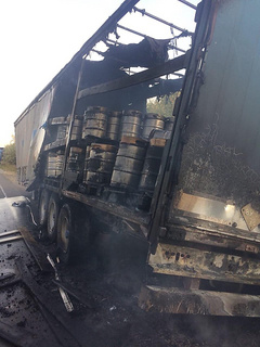 В Николаевской области на дороге у грузового автомобиля загорелся полуприцеп с квасом.