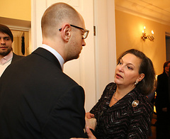 Помощник госсекретаря США Виктория Нуланд прибыла в четверг вечером в Украину и в настоящее время встречается с премьер-министром Украины Арсением Яценюком.