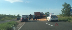 На трассе Р-06 «Николаев-Ульяновка» в Новоодесском районе в пятницу, 7 июня, столкнулись два грузовых автомобиля  из прицепа и кузова на дорогу высыпались щебень и зерно.