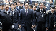 В Сеуле по подозрению в коррупционном сговоре с президентом Южной Кореи был арестован фактический глава «Samsung Group» и вице-президент «Samsung Electronics Co» Ли Джэн.