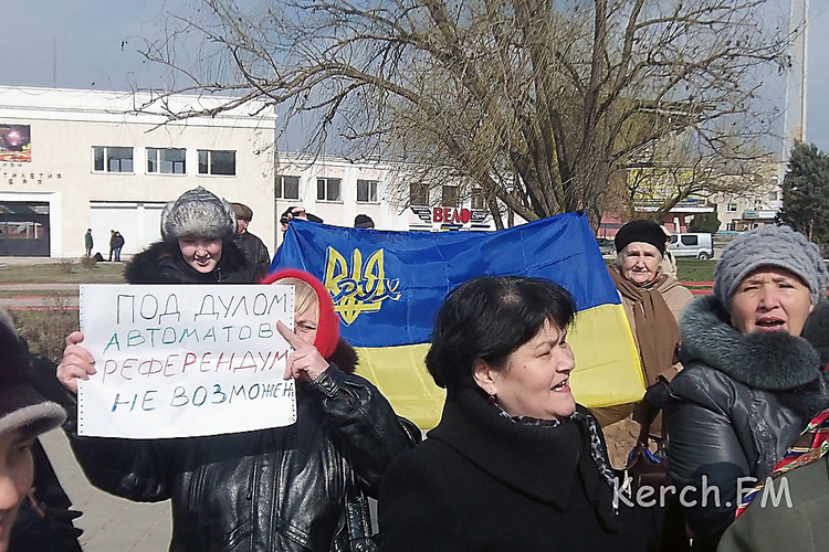 В Крыму женщины вышли на митинги против войны и за целостностьУкраины