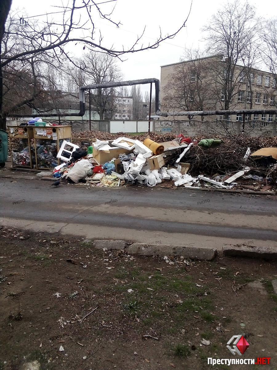 Николаевец пожаловался на свалку из листьев и мусора между домами в Лесках:  «Метров 50 в длину, жителям дворов пройти невозможно»